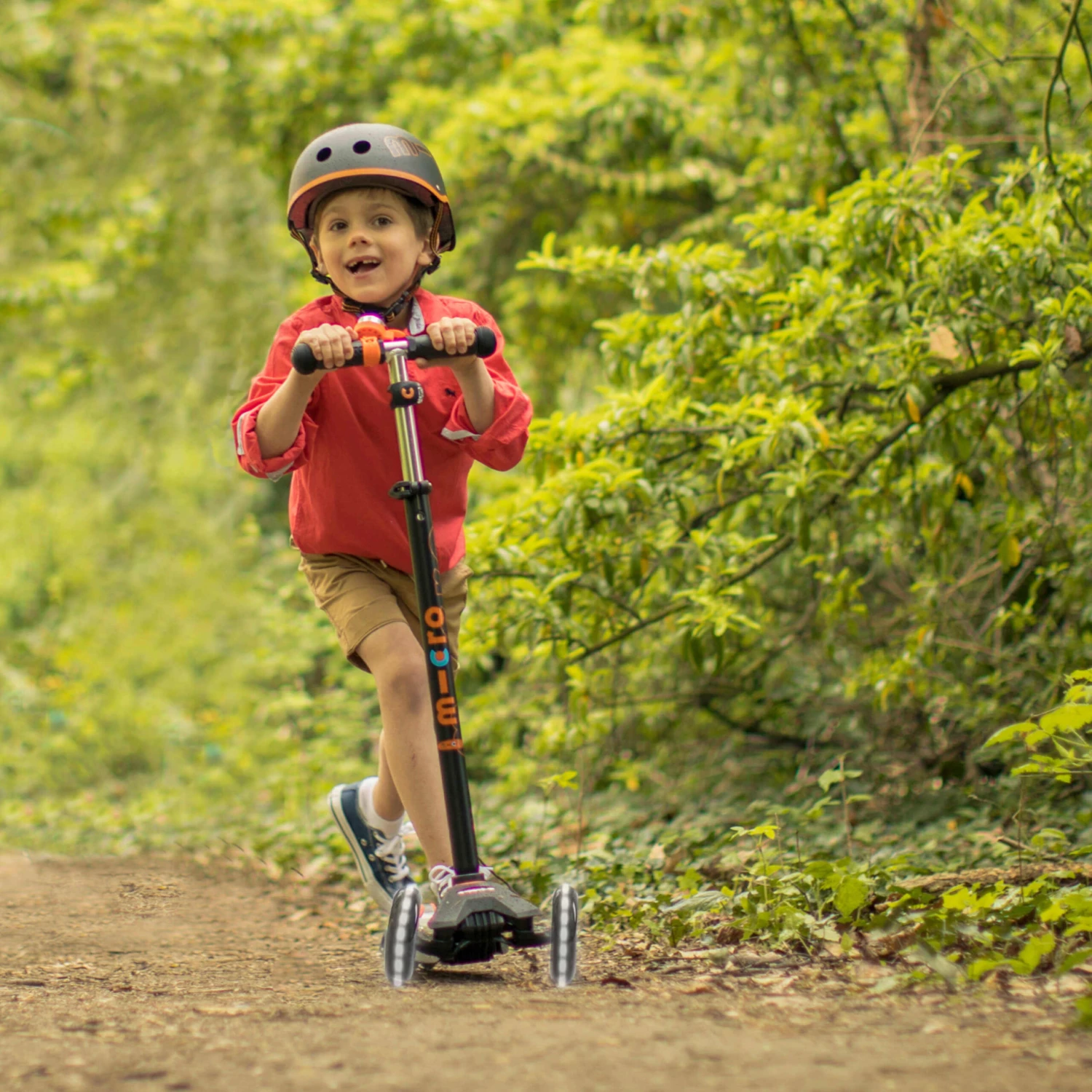 Maxi Micro Light Up Three Wheeled Scooter For 5-12 Year Olds 9 Maxi Micro Light Up Three Wheeled Scooter For 5-12 Year Olds - Image 7